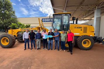 Lagoa recebe nova motoniveladora para reforçar recuperação de estradas vicinais