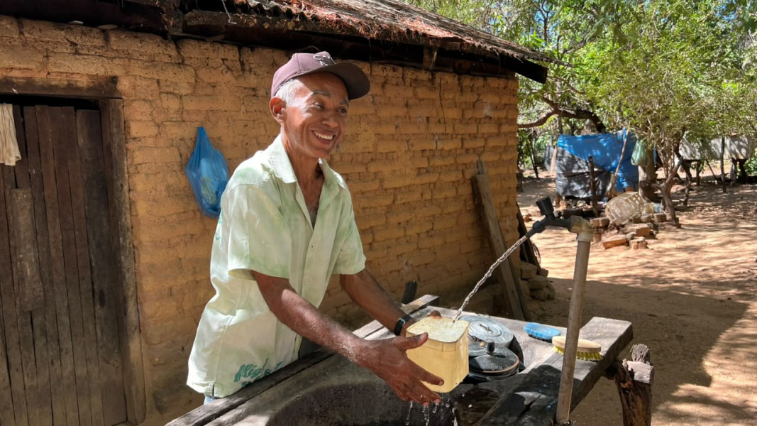 Hoje eu tenho um tesouro dentro da minha casa”: Seu Domingos celebra chegada da água após 29 anos
