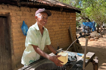 Hoje eu tenho um tesouro dentro da minha casa”: Seu Domingos celebra chegada da água após 29 anos