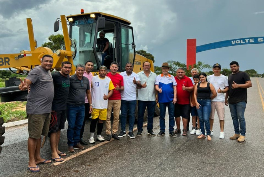 Nova motoniveladora chega à população de Lagoa do Tocantins