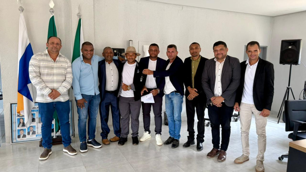 Prefeito Leandro reafirma relacionamento institucional durante posse da nova Mesa Diretora da Câmara