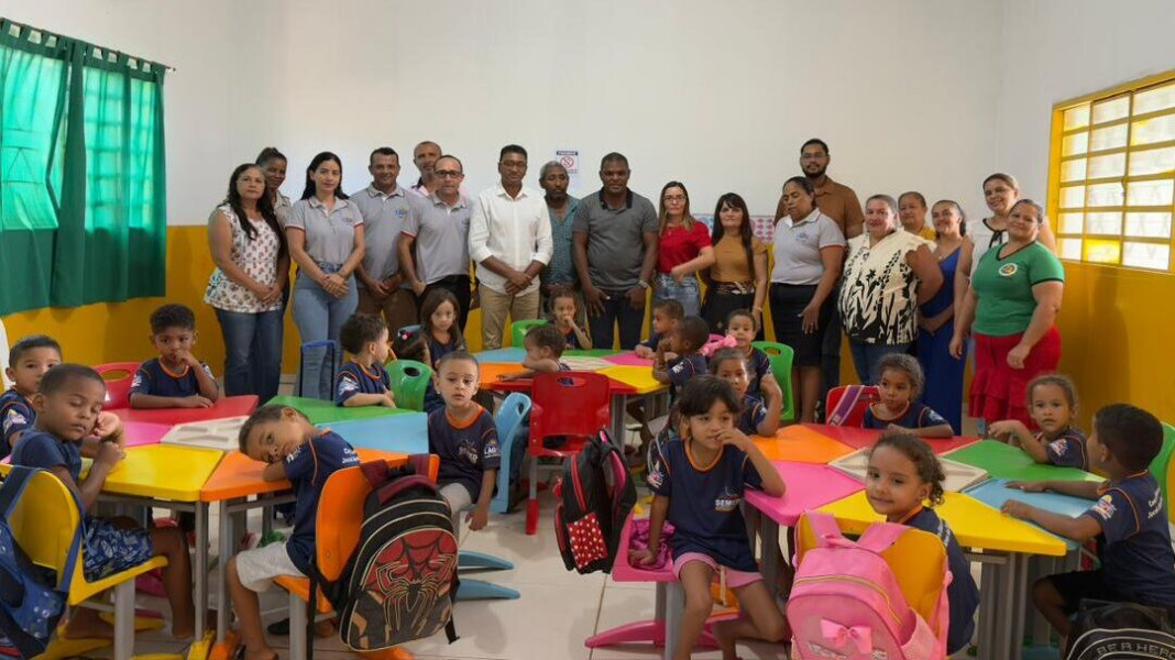 Entrega de conjuntos escolares e climatização total das salas de aula garante mais conforto, organização e melhores condições de aprendizagem para crianças da creche e da pré-escola.