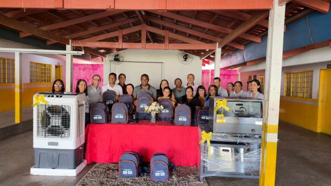 Prefeitura de Lagoa do Tocantins entrega mochilas escolares e novos mobiliários à rede municipal